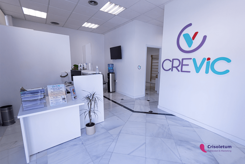rotulación de clínicas recepción CREVIC Málaga